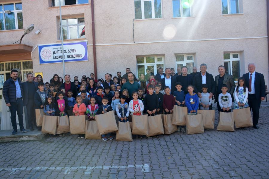 Esenyaka Köyünde Öğrencilere Hediye Dağıtıldı