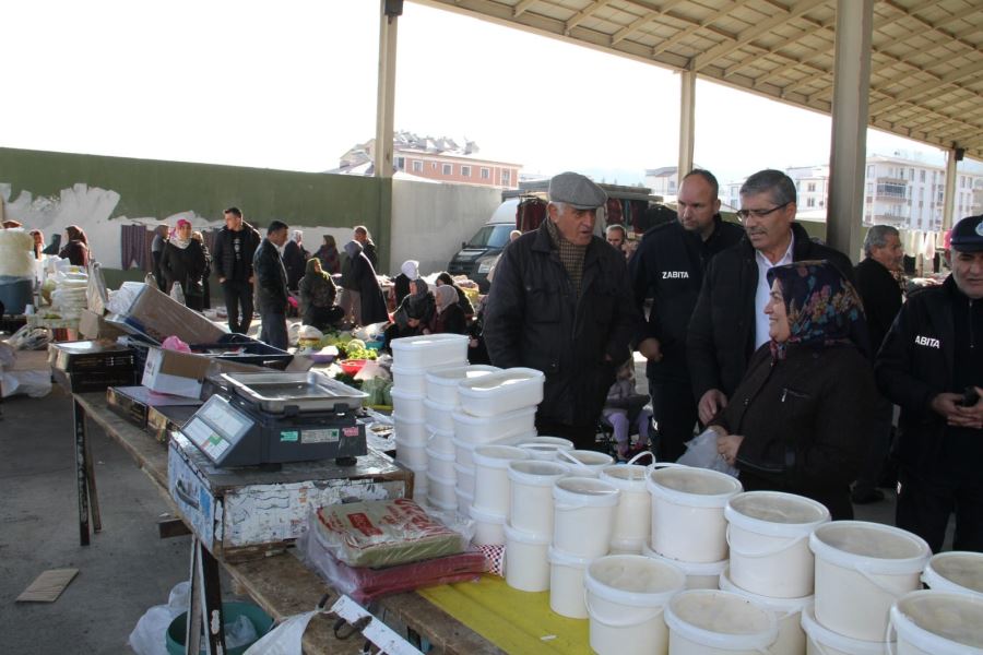 Belediye Başkanı Yüksel pazar esnafını ziyaret etti