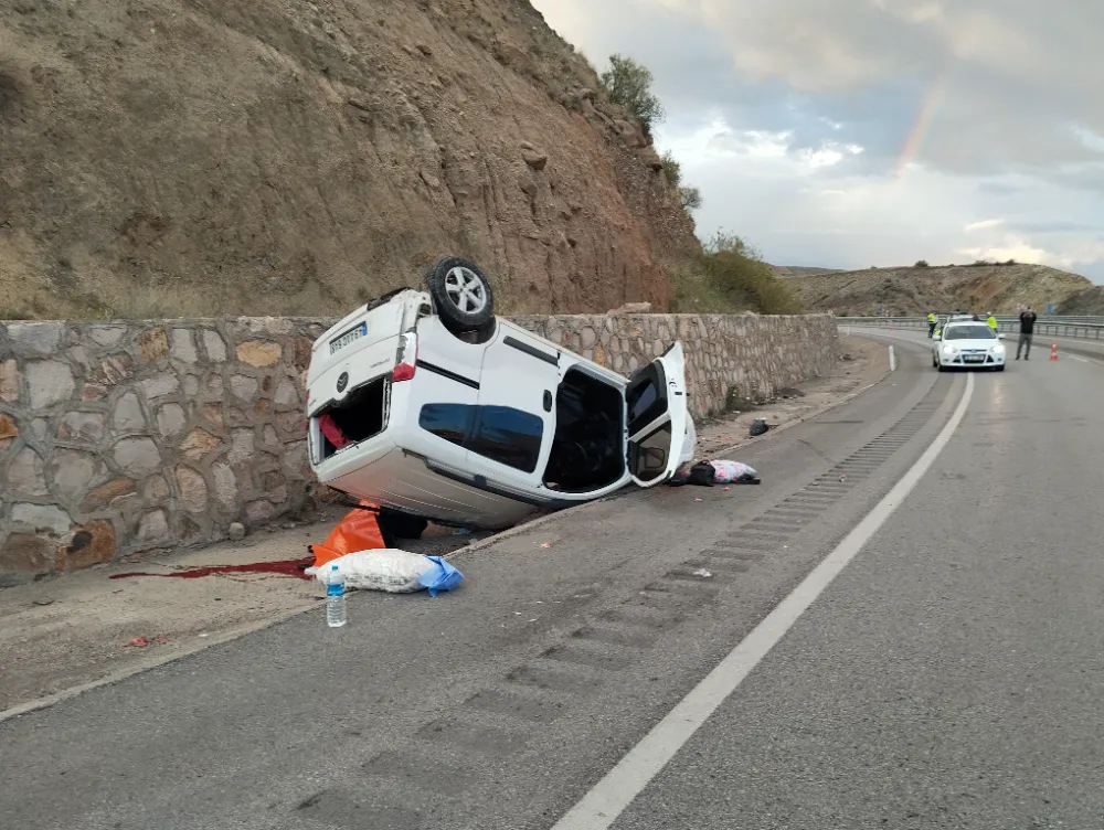 Suşehri’nde hafif ticari araç devrildi: 1 ölü, 2 yaralı