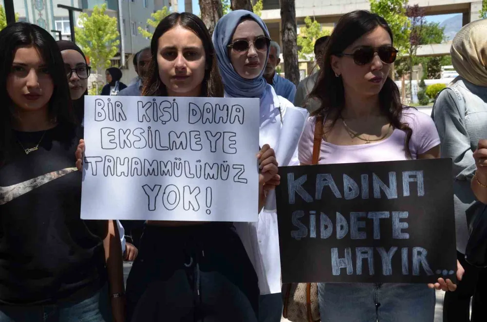 Suşehri’nde kadınlar, 3 çocuk annesi Gonca Özdemir için yürüdü
