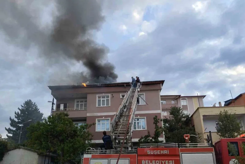 Suşehri’nde korkutan çatı yangını