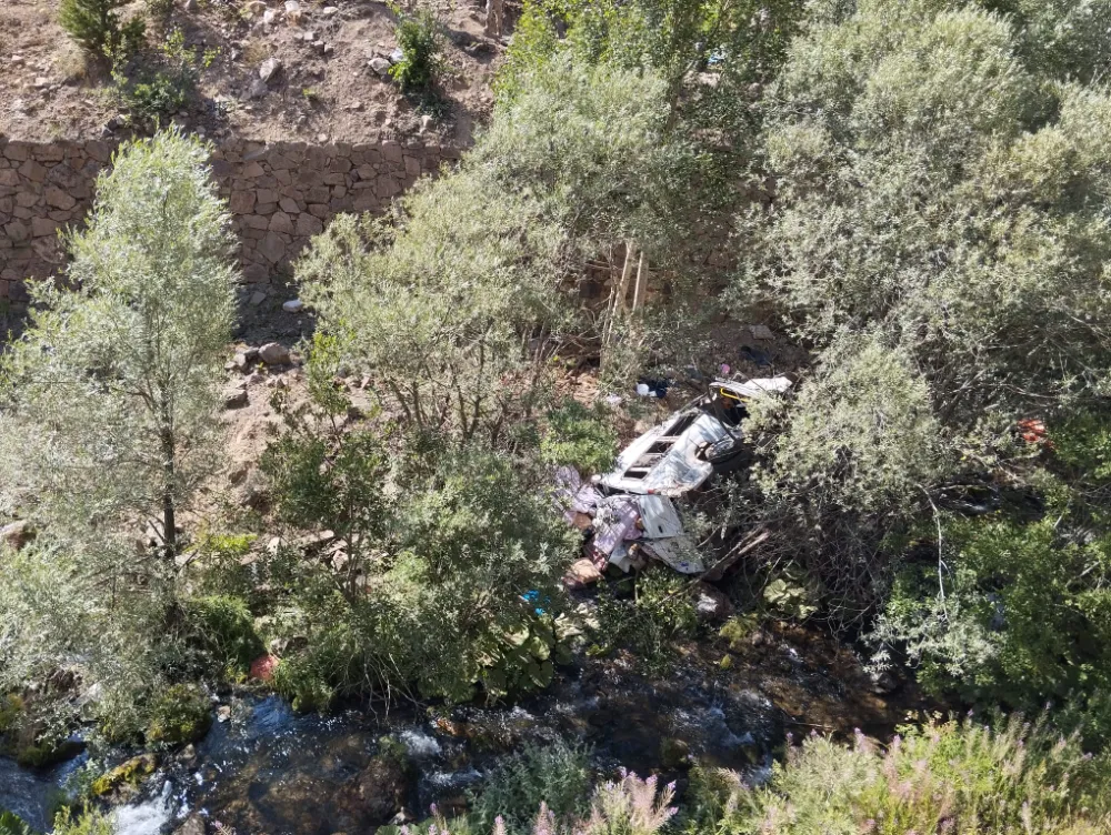 Tarım işçilerini taşıyan minibüs uçurumdan yuvarlandı; 4 ölü , 18 yaralı var
